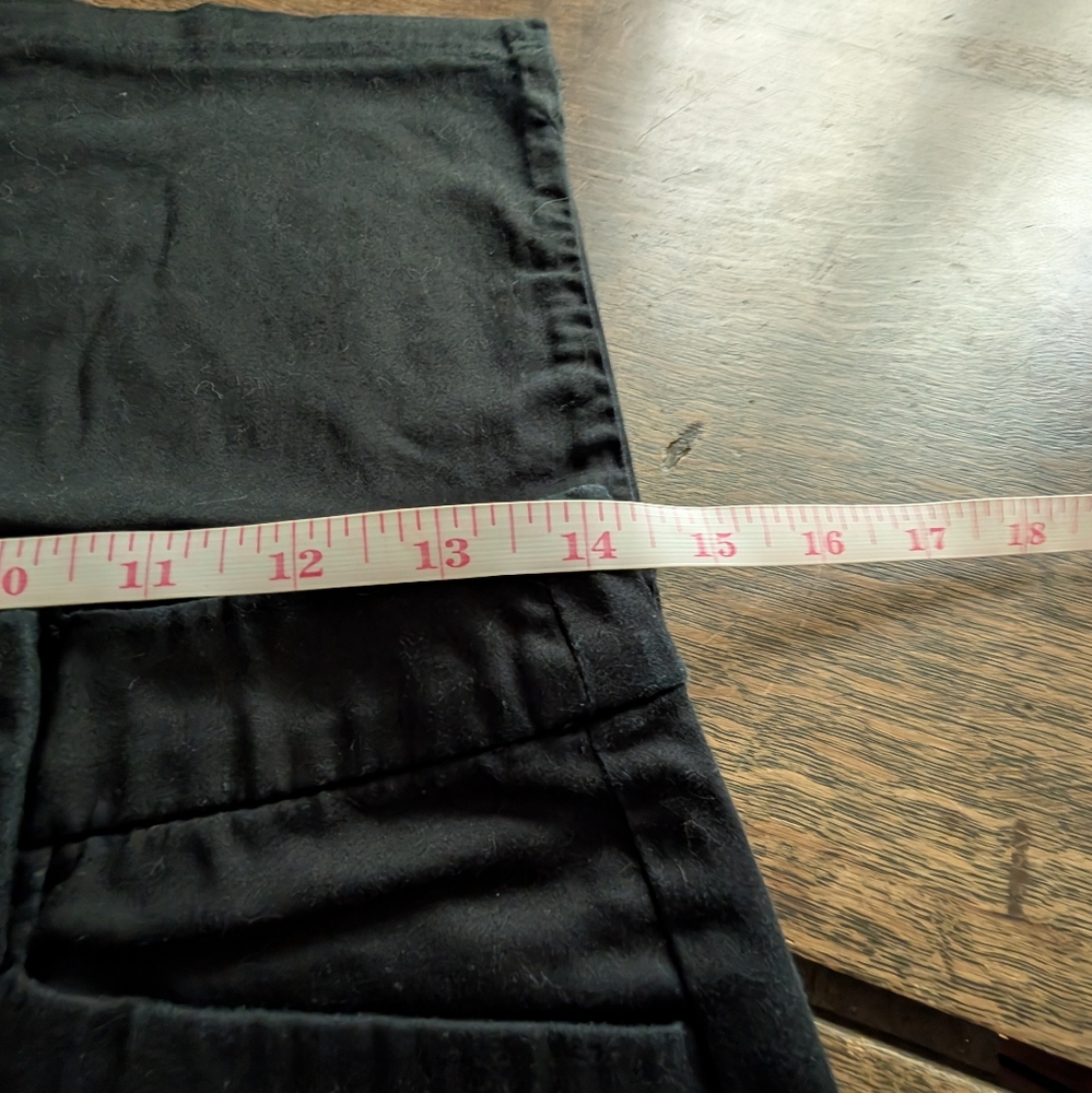 Khakis & Co Black Capris - Picture 4 of 6